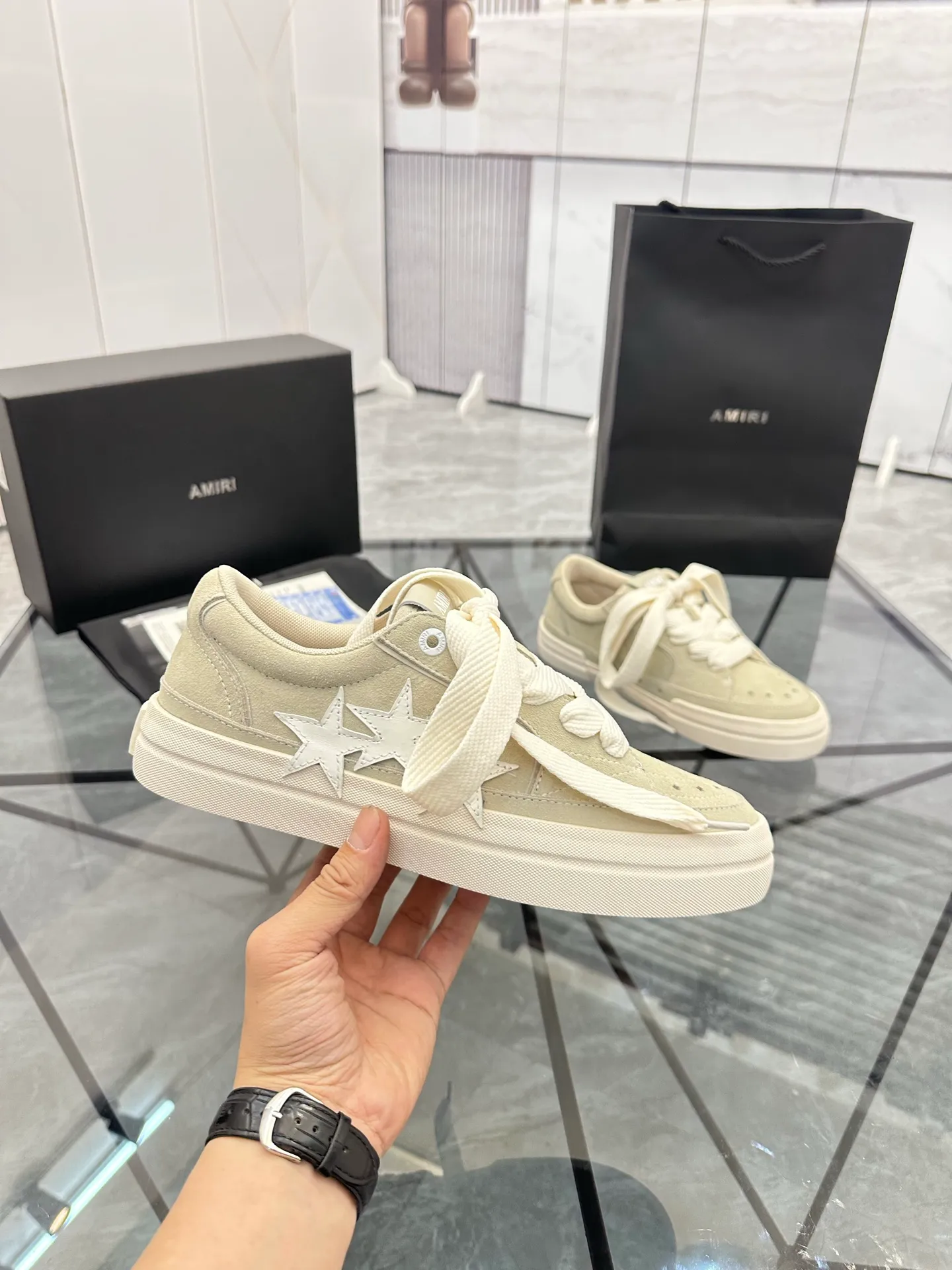 Men's shoes: 💰P600¥ Top quality in Guangzhou Product trademark: AMIRI* "Amir*" low-top casual shoes Regular size: 39-44 (can be customized to 45) Product material: Upper imported first-layer cowhide spliced ​​nubuck leather, breathable lining, original outsole. Number: 525